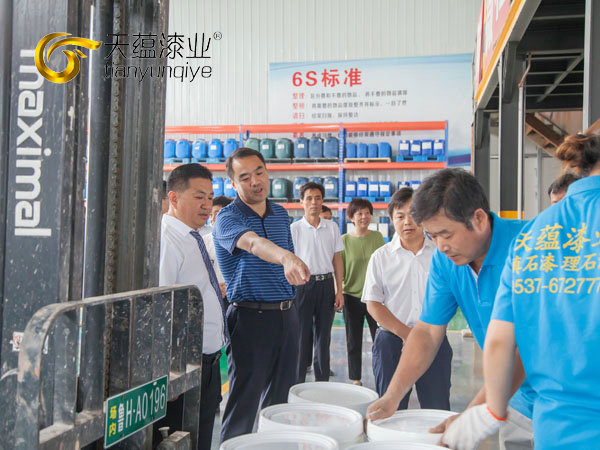 嘉祥縣縣委書記周生宏，視察天蘊漆業(yè)公司