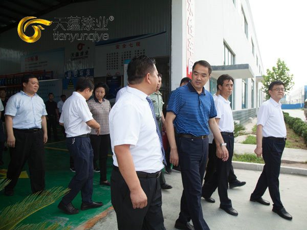 嘉祥縣縣委書記周生宏，視察天蘊漆業(yè)公司