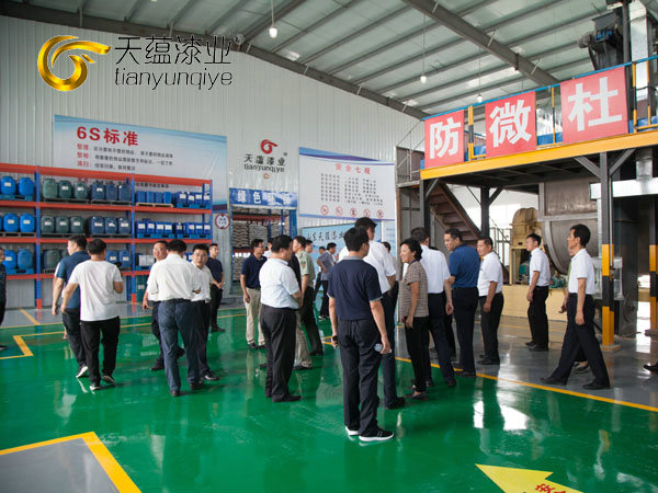 嘉祥縣縣委書記周生宏，視察天蘊漆業(yè)公司