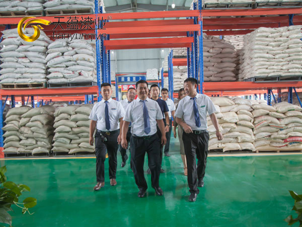 嘉祥縣縣委書記周生宏，視察天蘊漆業(yè)公司