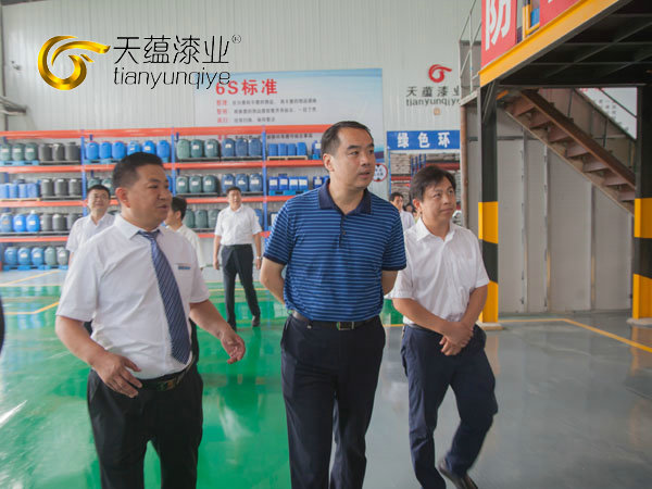 嘉祥縣縣委書記周生宏，視察天蘊漆業(yè)公司